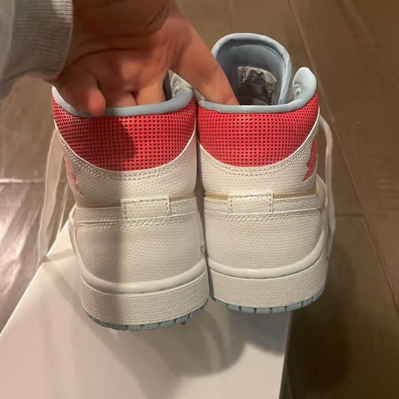 Jordan 1 Mid SE Shoes - Picture 5 of 6